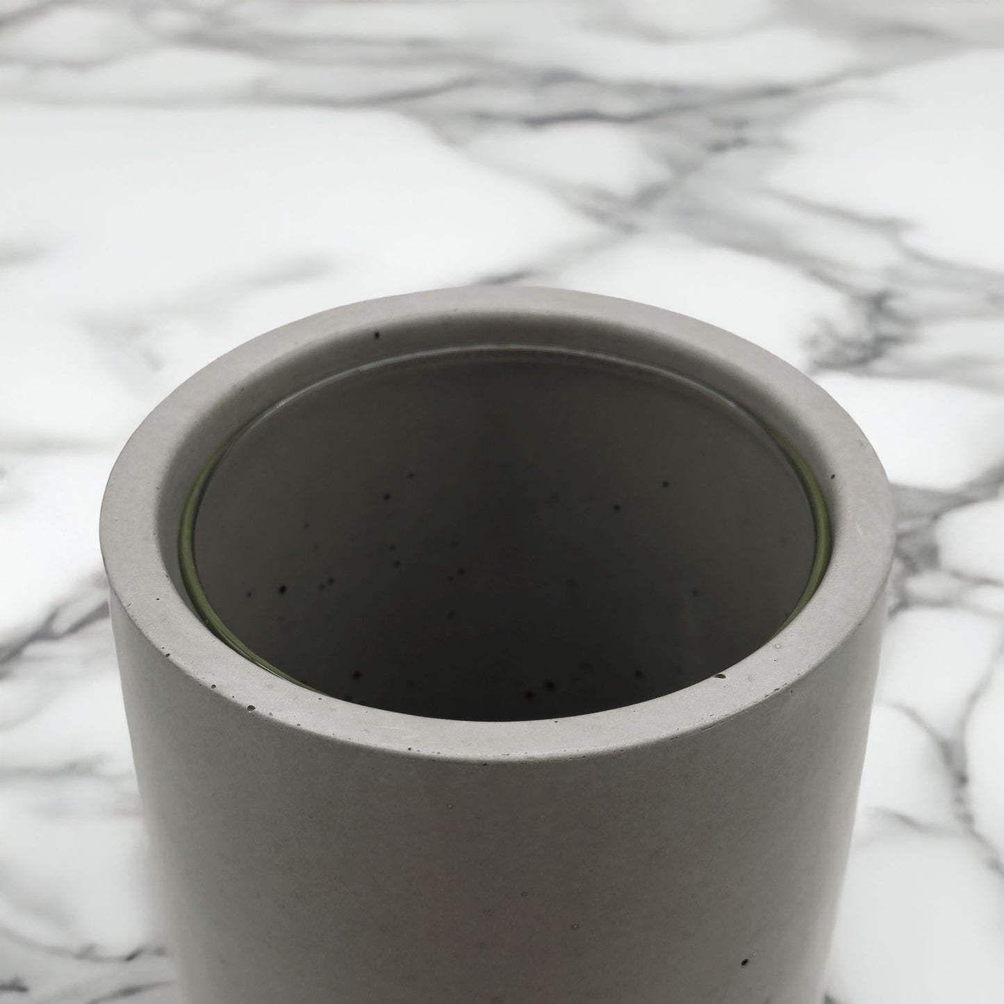 Blumenvase LUNA aus Beton Close-Up