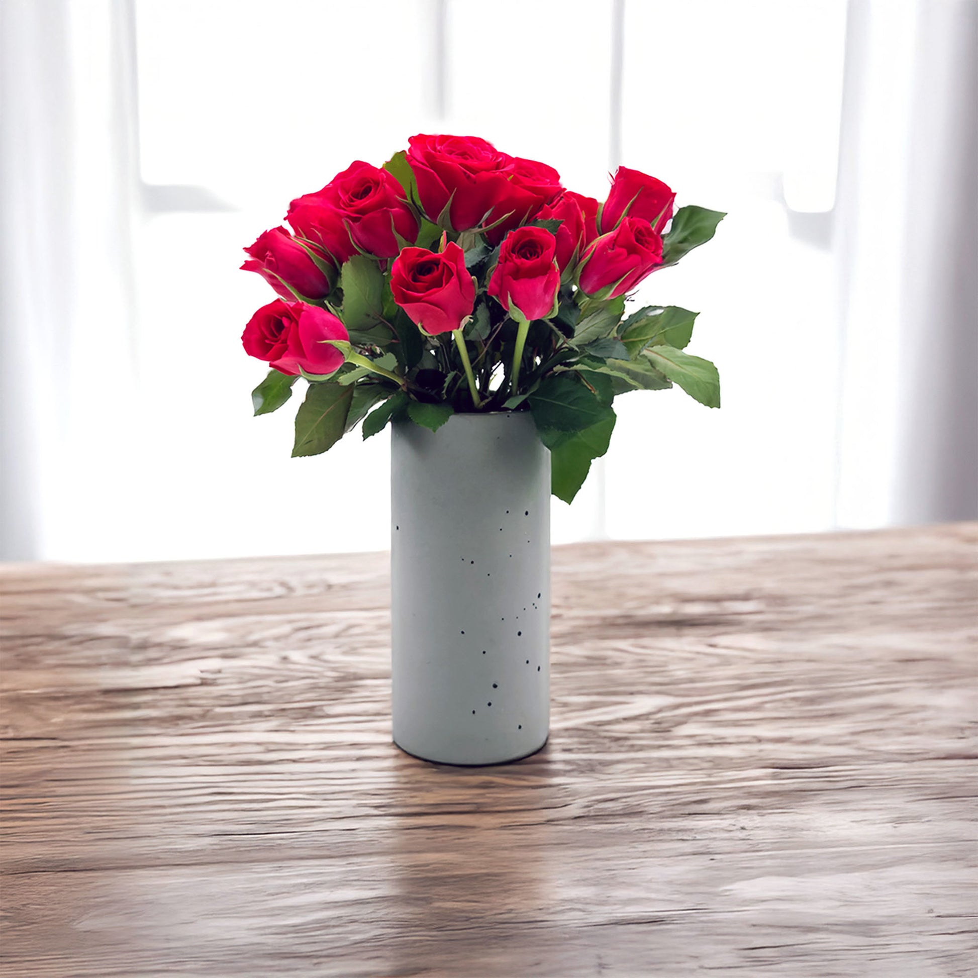 Blumenvase ALEA auf einem Tisch