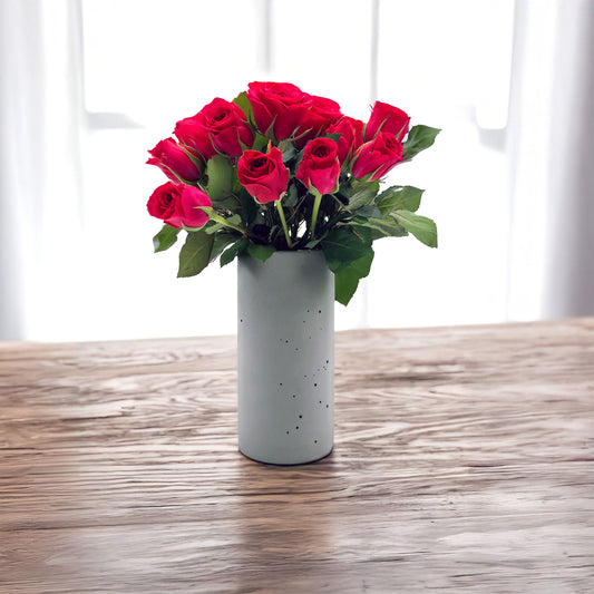 Blumenvase ALEA auf einem Tisch