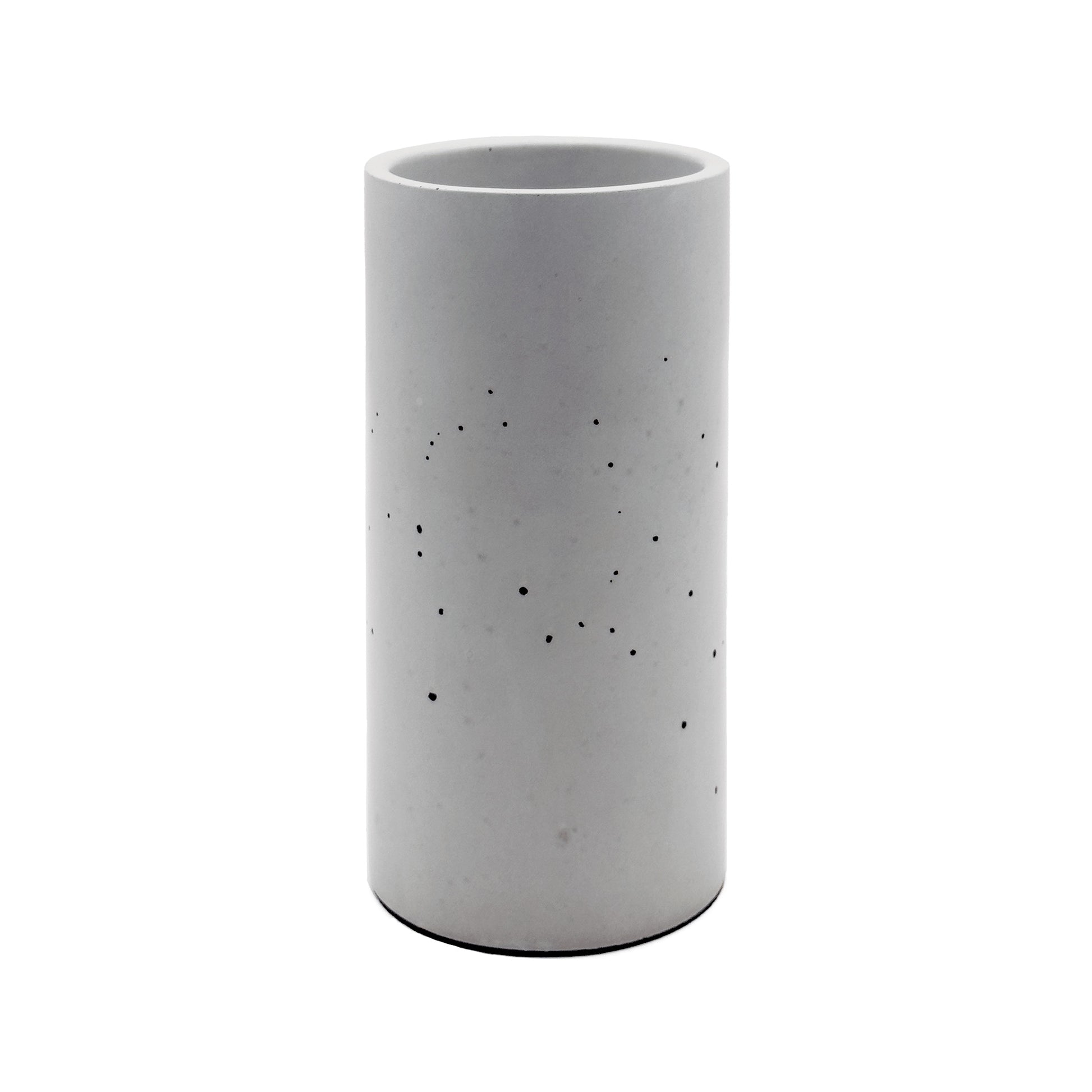 Blumenvase LUNA aus Beton vor weissem Hintergrund