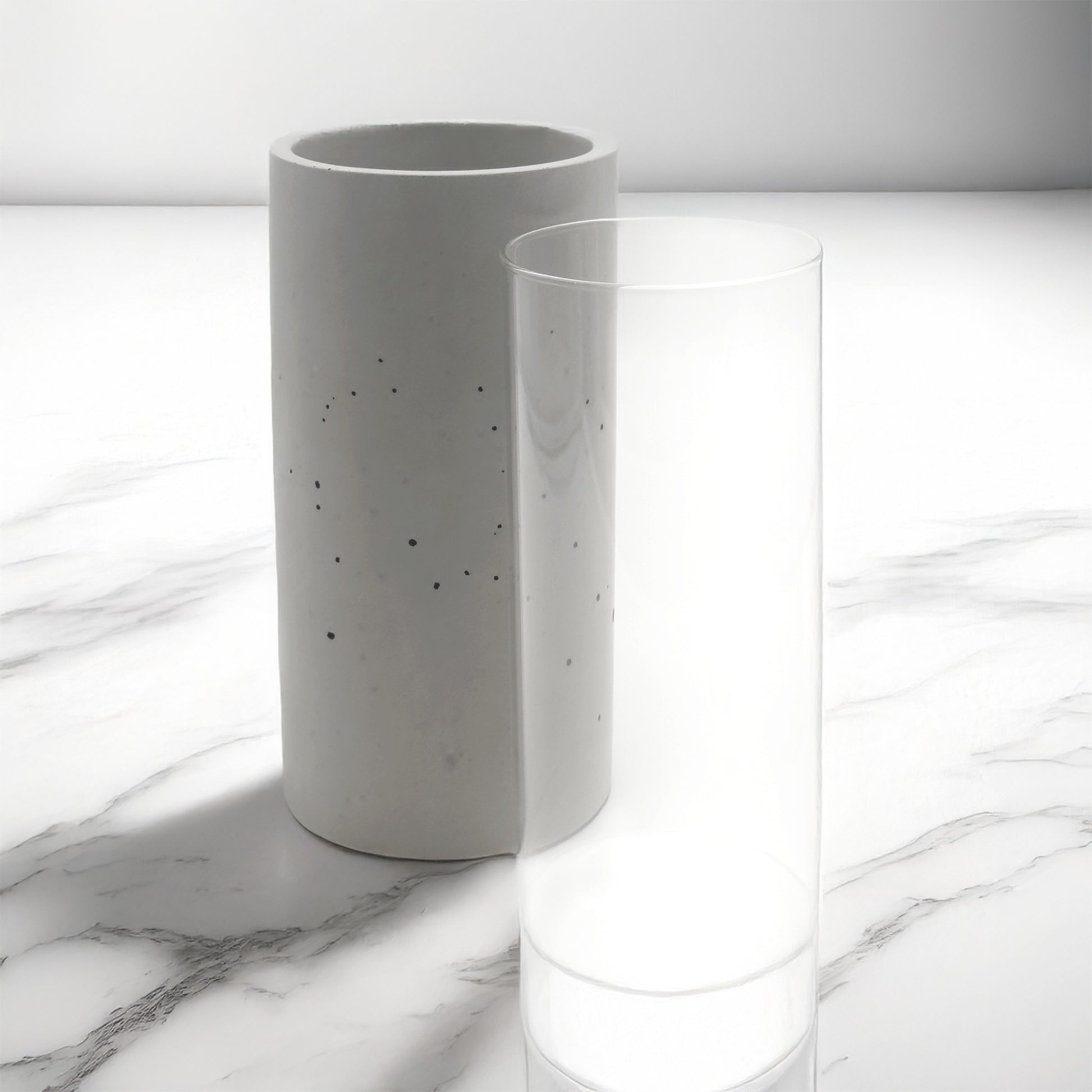 Blumenvase LUNA aus Beton mit Glaseinsatz auf Marmortisch