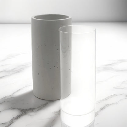 Blumenvase LUNA aus Beton mit Glaseinsatz auf Marmortisch