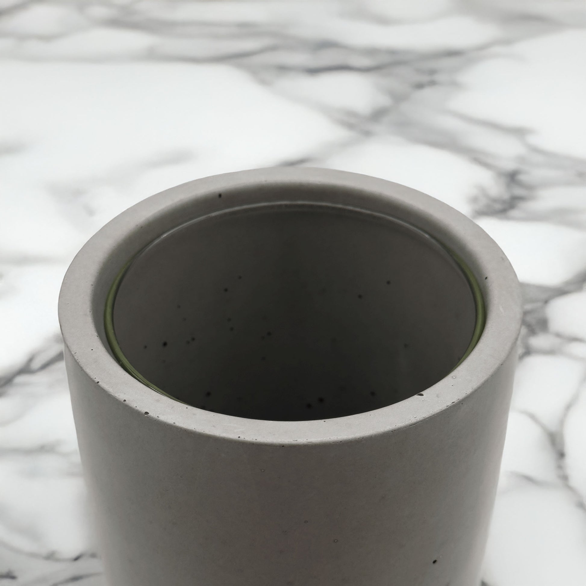 Blumenvase LUNA aus Beton Close-Up