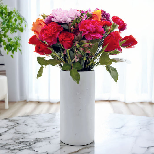 Blumenvase LUNA mit Frühlingsstrauß auf einem Tisch im Wohnzimmer