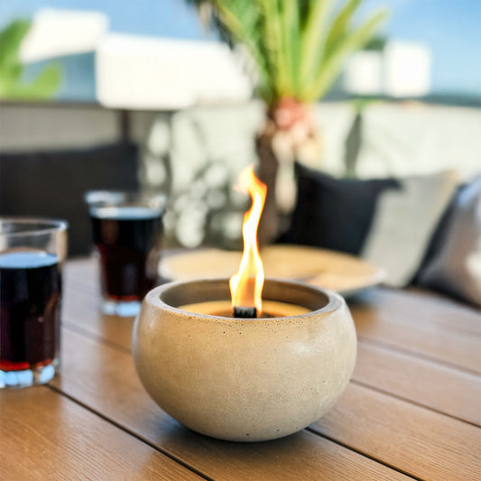 Wachsfresser LYSA auf einem Gartenlounge Tisch im Sommer