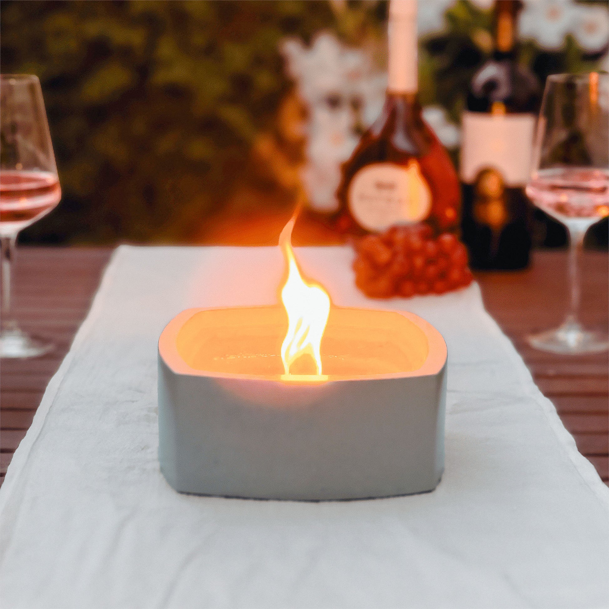 Wachsfresser NORDFLAMME Dauerfeuer brennend auf einem Gartentisch