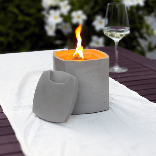 Wachsfresser NORDLICHT Dauerfeuer auf einem Gartentisch